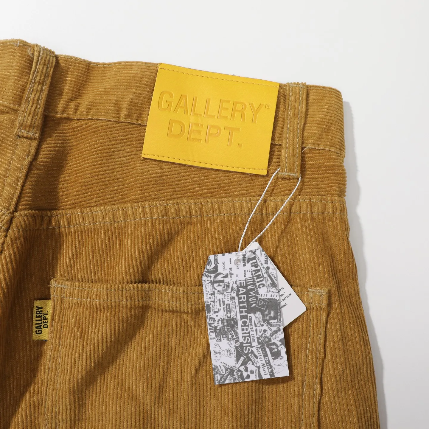P240 Chrome Hearts Gallery 2025 corduroy spliced ​​multi-pocket couple bootcut jeans are a hot trend this season and are sought after by countless celebrities and fashionistas. The neat details of the cutting process add color to the playful fashion! The neat and meticulous design, and the well-fitting structure is unique. The upper body not only has outstanding recognition, but also looks younger and younger. A style with the ultimate wearing meaning and performance, gorgeous color matching, and the craftsmanship of this style is also extremely extraordinary. After the finished product is washed, it is disassembled and hand-made with sheepskin cross leather and then spliced ​​together to complete. The whole piece has too many craftsmanship to describe. It is decorated with patchwork cross flowers and high-waisted washed jeans! ! Absolutely high-end luxury product, a god-level single product, a super popular product, made with top heavy industry, a magic weapon that cannot be missed to hit the streets. Size: 28 30 32 34 36 Color: Yellow